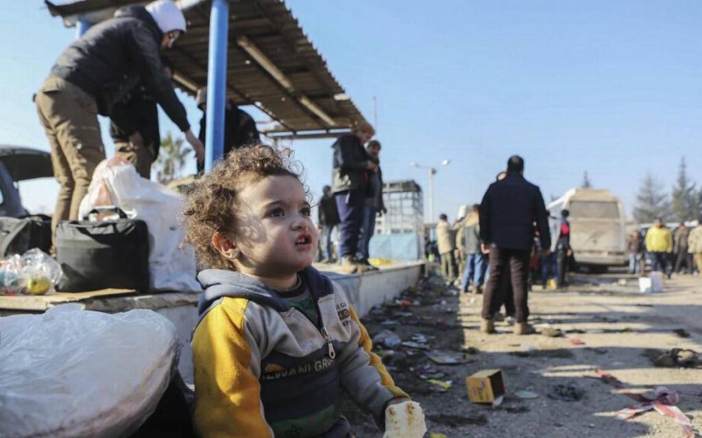 Un enfant réfugié attend l'aide humanitaire