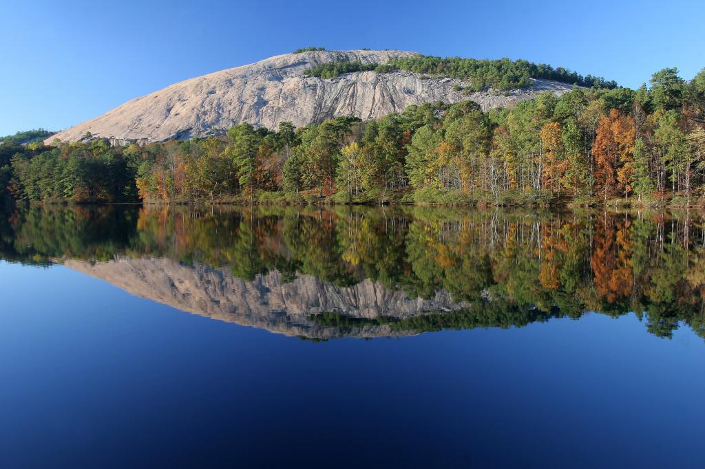 Lac de montagne en Géorgie