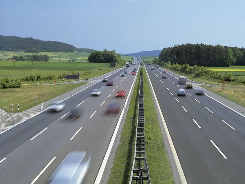 Route à plusieurs voies