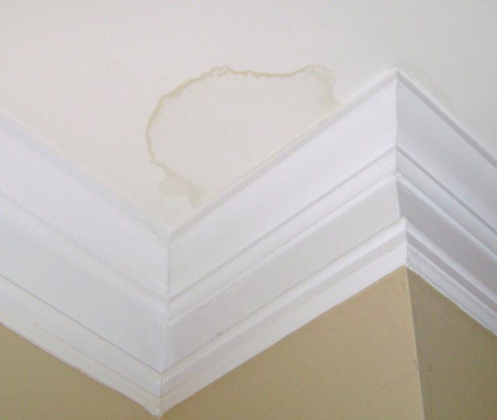 Les locataires ont inondé les voisins en dessous de quoi faire