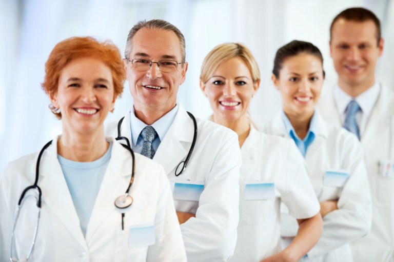 Médecins faisant des examens médicaux