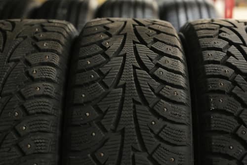 pneus cloutés en été