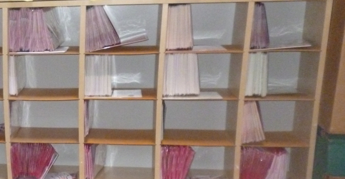 placer des cartes de visite sur des stands