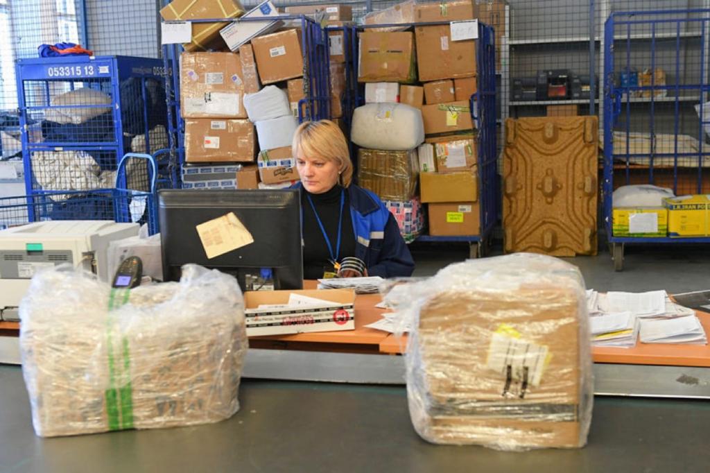 ce qui est moins cher d'envoyer un colis ou un colis