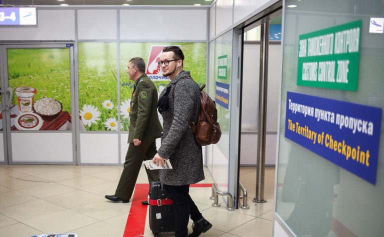 ce qui donne un permis de séjour en Biélorussie