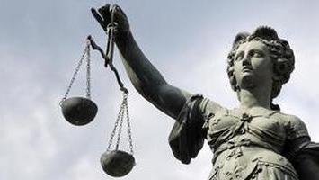 déposer une requête devant la cour constitutionnelle