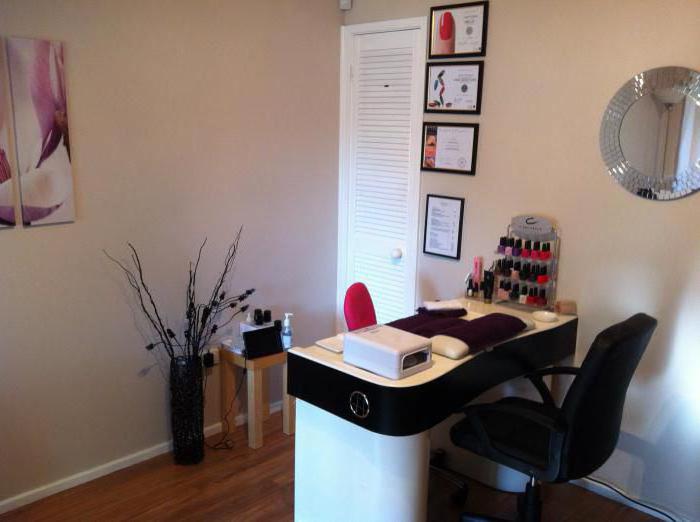 Lieu de travail d'un maître manucure à la maison