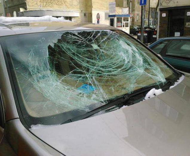 la neige est tombée sur la voiture du toit