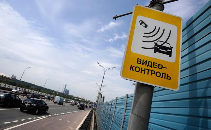 Tir de voitures sur la route