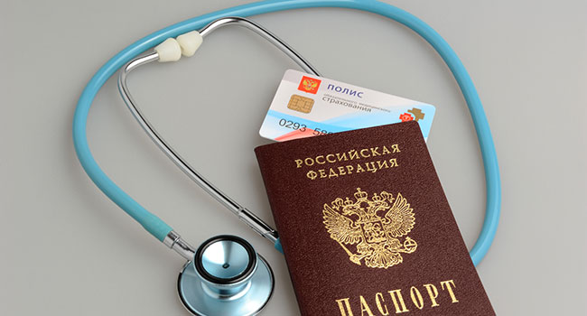 Combien coûte la police d'assurance maladie obligatoire lors du changement de nom de famille?