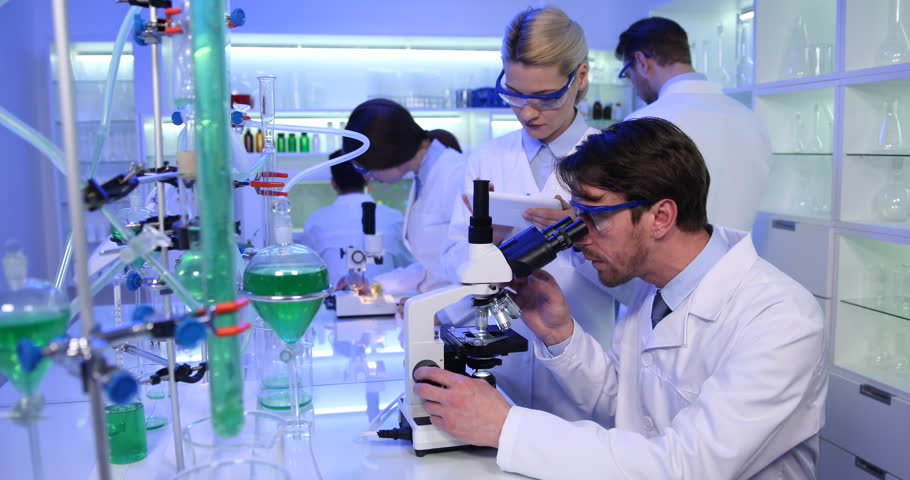 Travailler dans le laboratoire de biologie