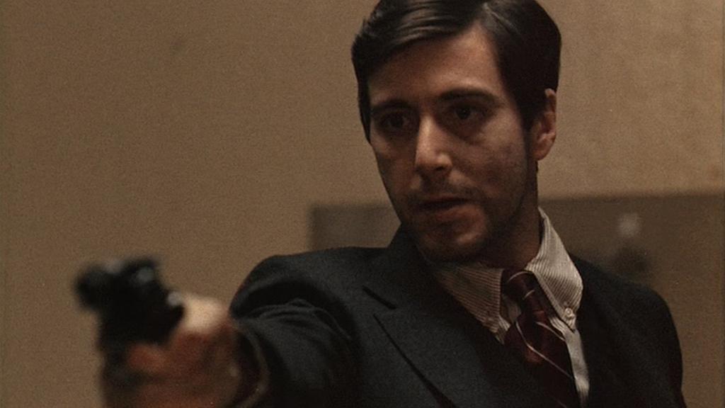 Michael tire Turk et le capitaine Mark McCluskey dans un restaurant