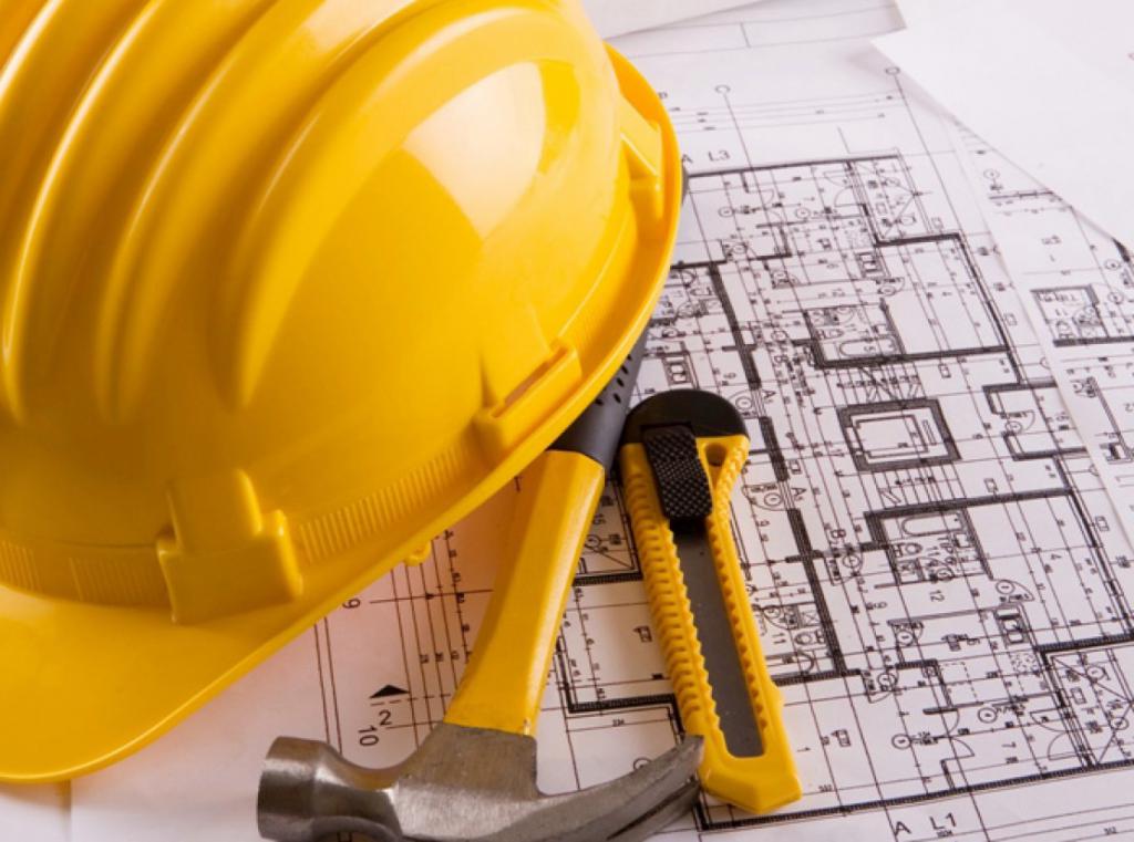 Casque de chantier et plan d'étage