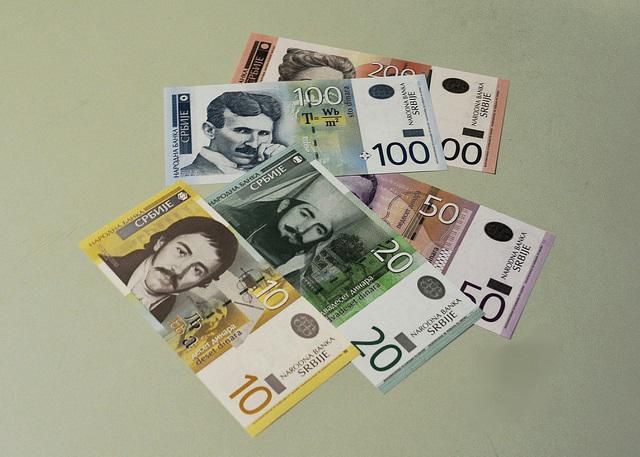 Dinar serbe a Rouble russe