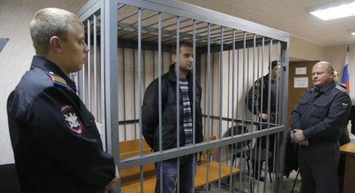 difference between amnesty and pardon from legal