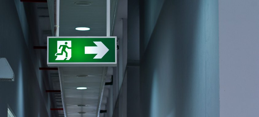 largeur de la voie d'évacuation