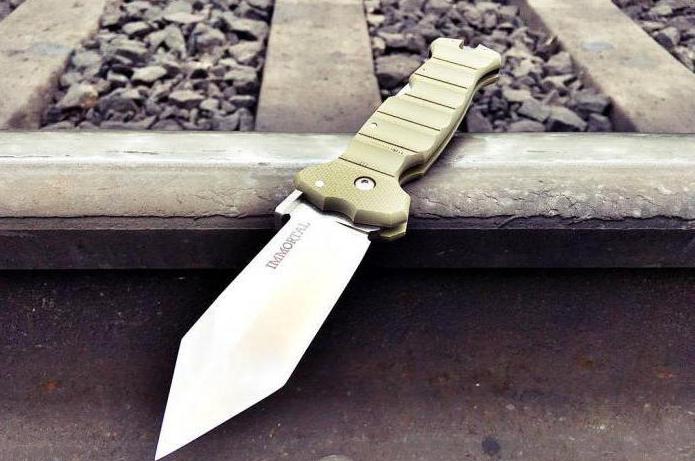 est un couteau à papillon considéré comme une arme froide