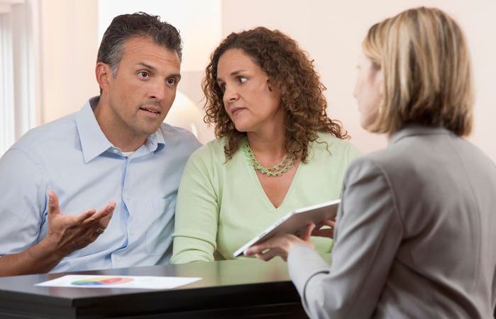 mari et femme parlent de dette