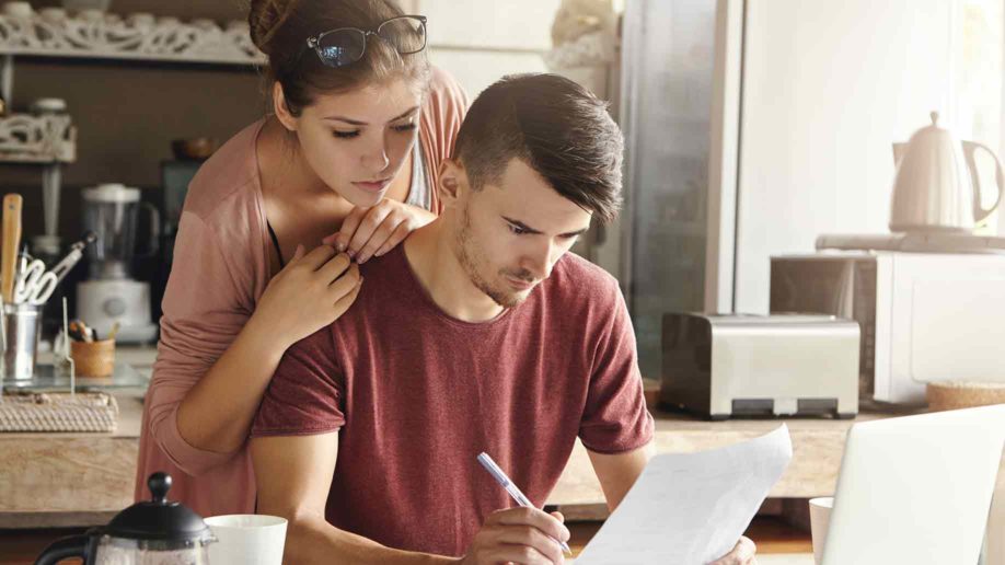 femme et mari regardant un contrat