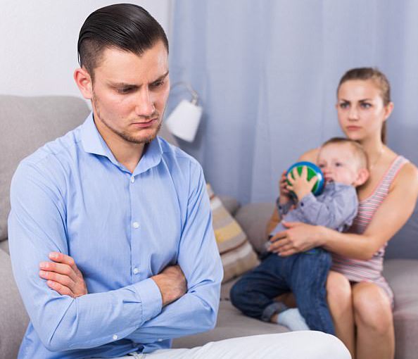 l'homme s'est détourné de sa femme et de son enfant