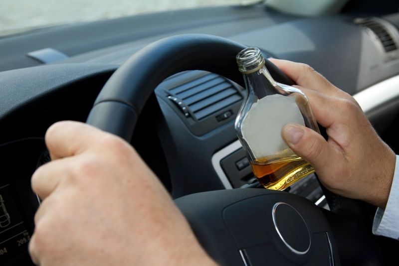 dans une voiture avec de l'alcool