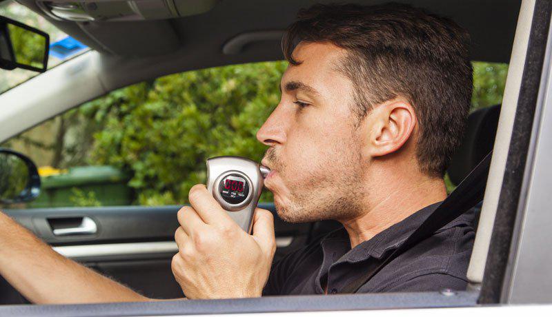 homme faisant le test d'alcool