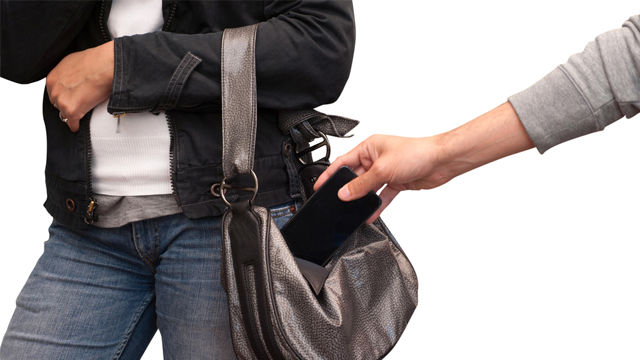 voler un téléphone dans un sac