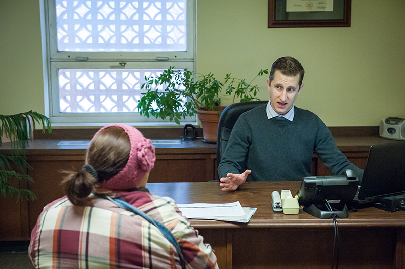 avocat mène une enquête auprès d'un citoyen