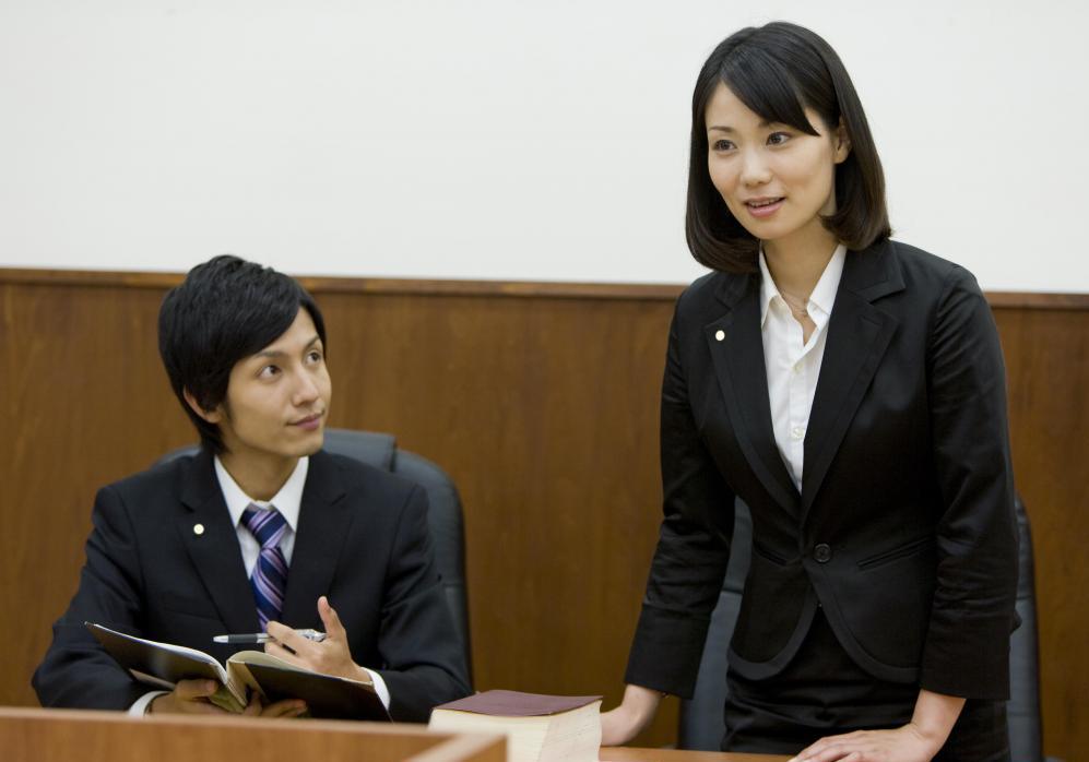 l'avocat de la défense présente des preuves devant le tribunal