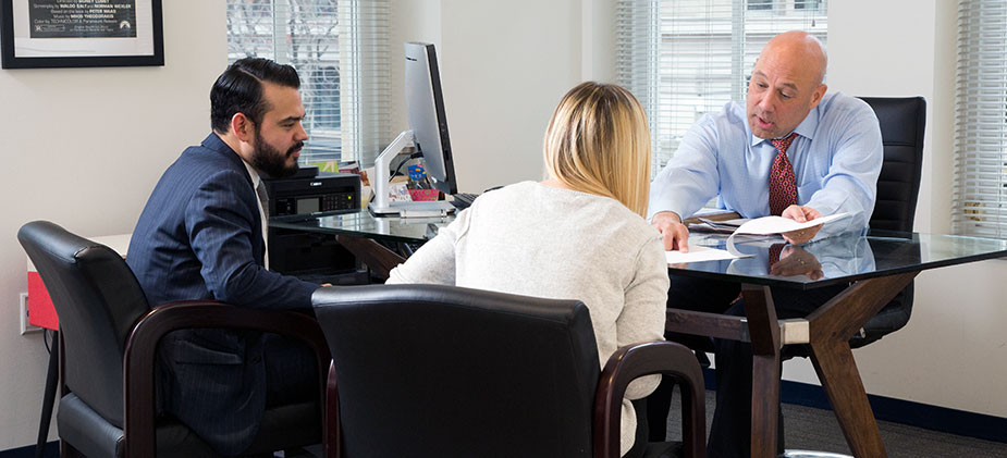 travail d'un conseiller juridique dans une entreprise privée