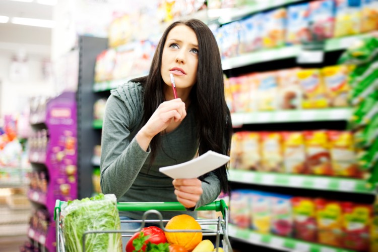 fille écrit les prix dans le magasin