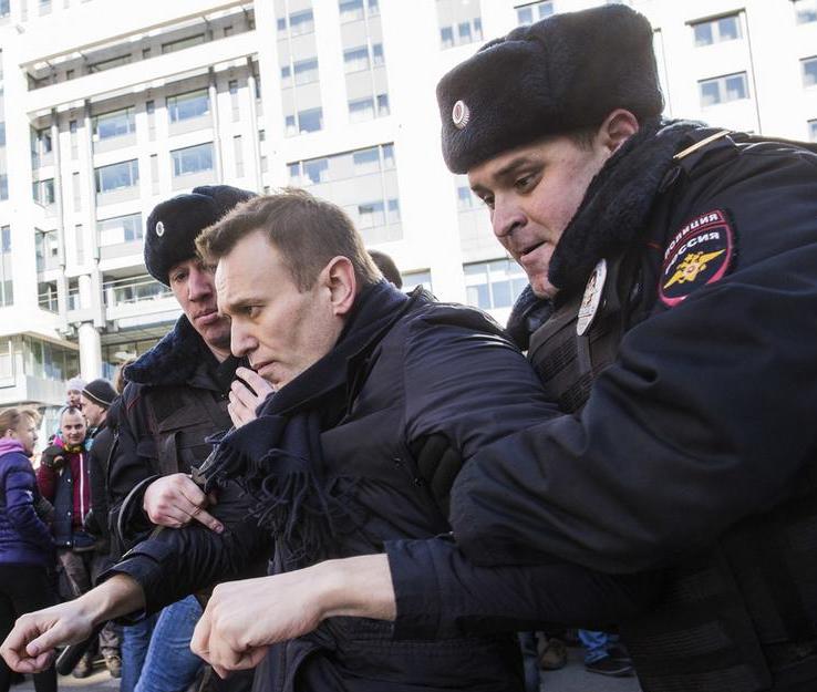 la police a conduit un homme à la police pour fouiller