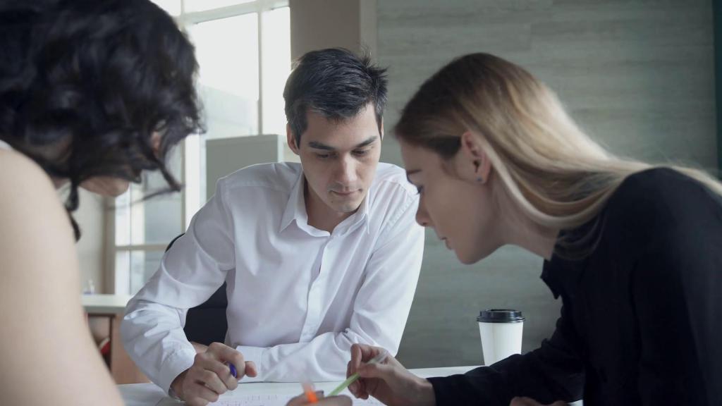une femme et un homme écrivent une demande au bureau d'enregistrement