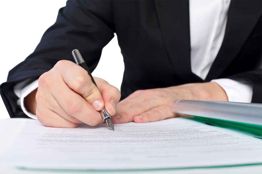 un homme rédige des documents pour un enfant