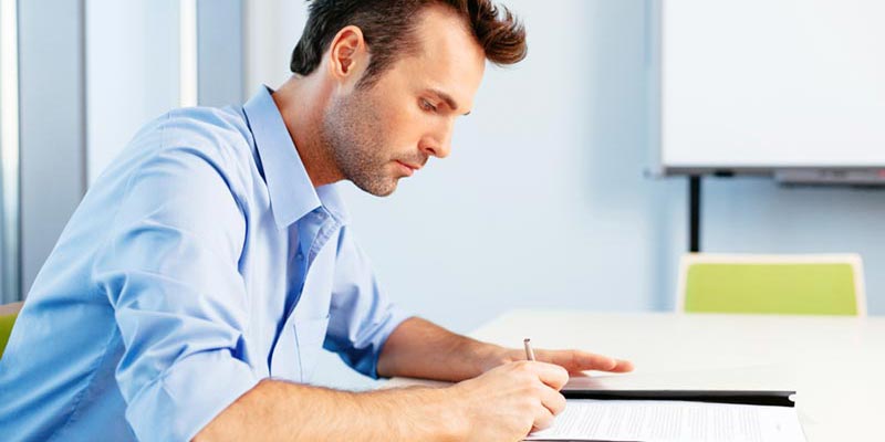 étudiant écrit le terme