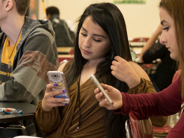 filles avec smartphones
