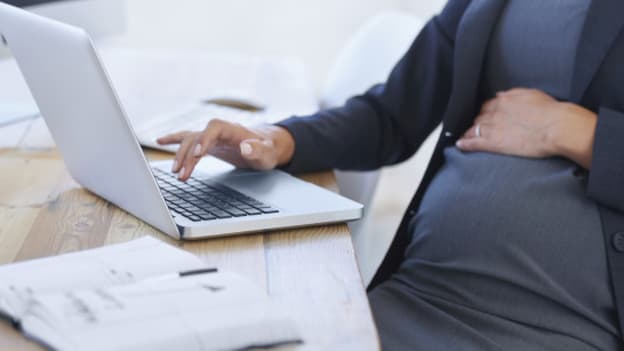 femme enceinte à la recherche d'un emploi
