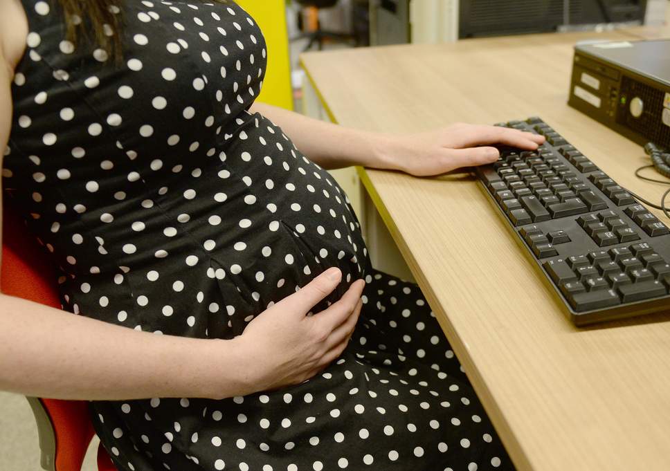 femme en position à la recherche de travail sur internet