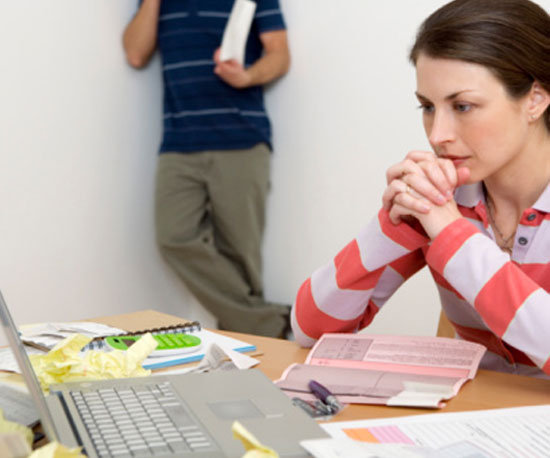 femme paie des amendes