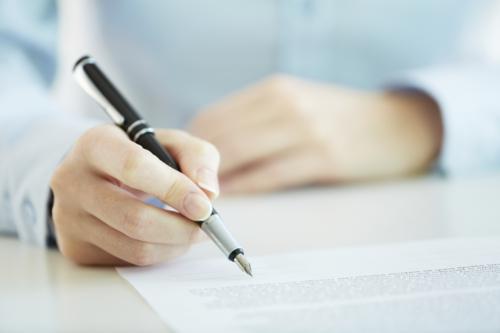 femme écrit une déclaration