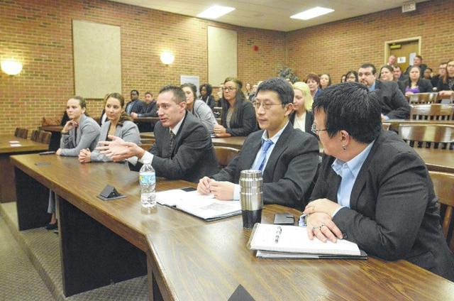 défaut de comparaître devant un tribunal d'un défendeur civil