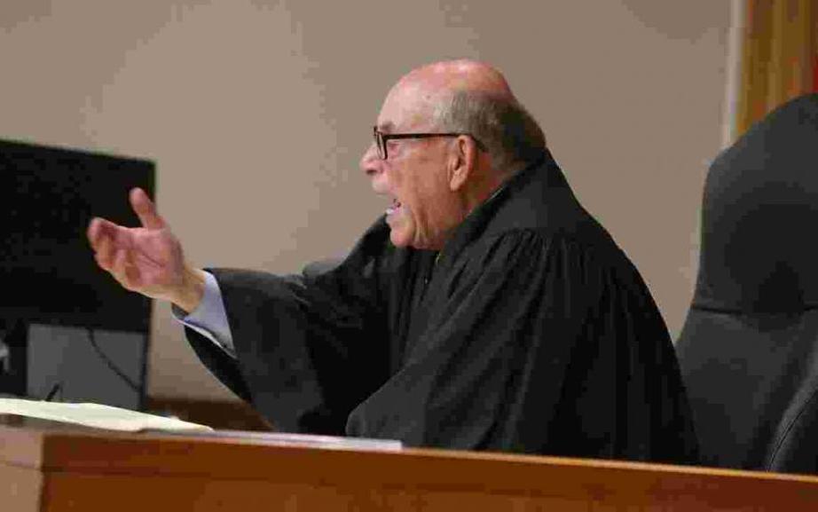 sur l'annulation de la révision de la décision par contumace