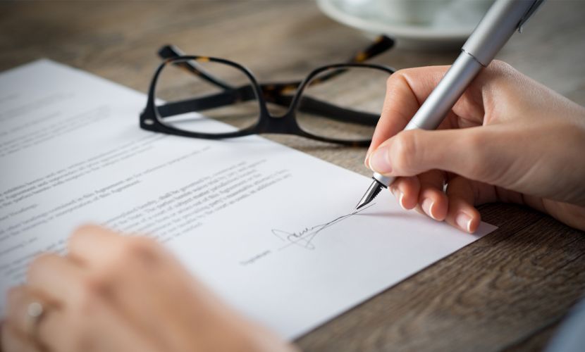 signer un contrat de travail