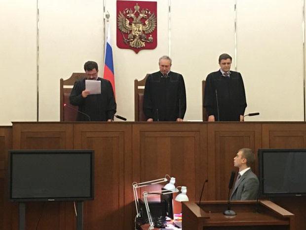 suspendre les pouvoirs d'un juge