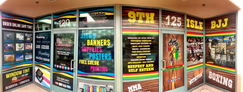 Publicité sur les vitrines et les vitrines