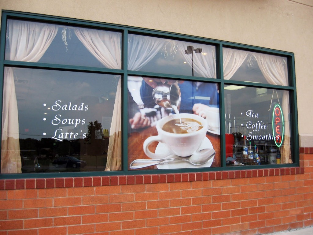 Image d'une tasse de café sur une vitrine