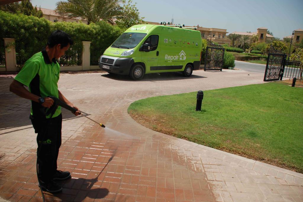 le processus de nettoyage de la cour