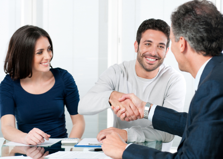 les hommes se serrent la main