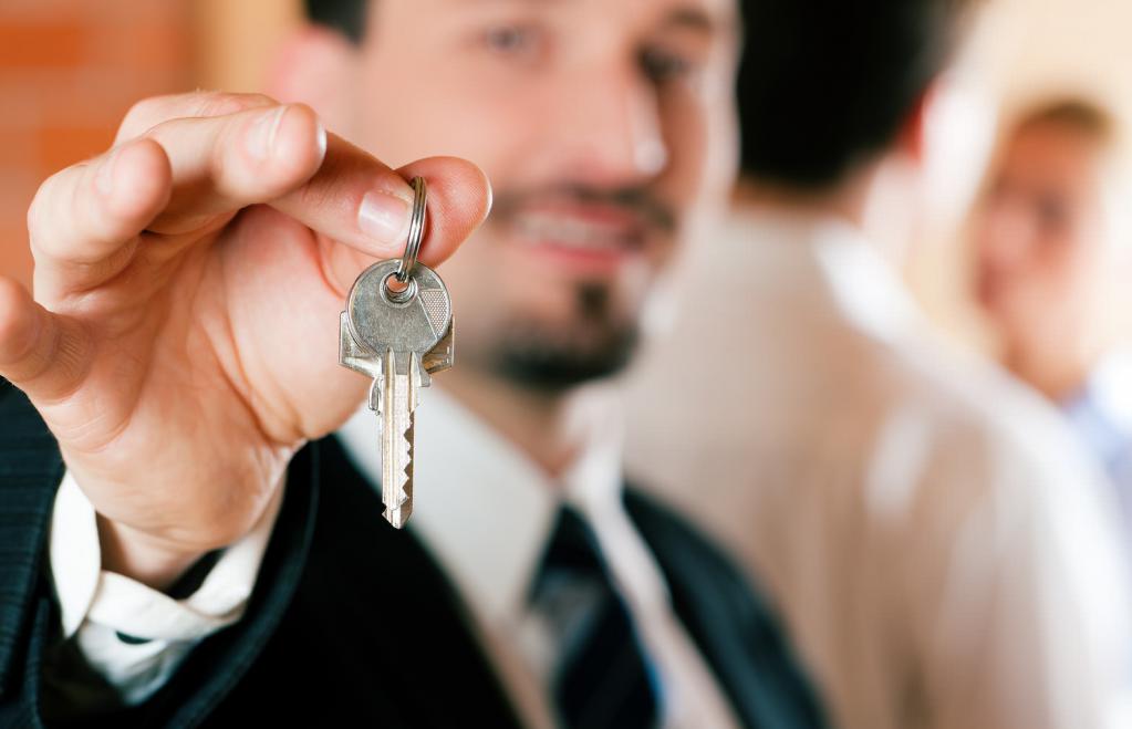 homme avec des clés