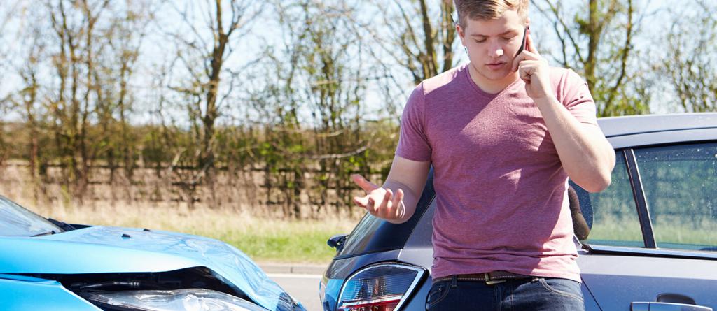 l'homme appelle l'assurance